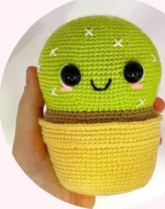 Cerrando la parte superior del cactus amigurumi