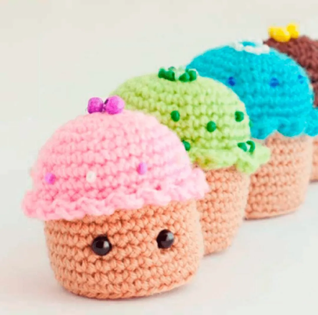 Llavero de cupcake sencillo tejido a crochet.
