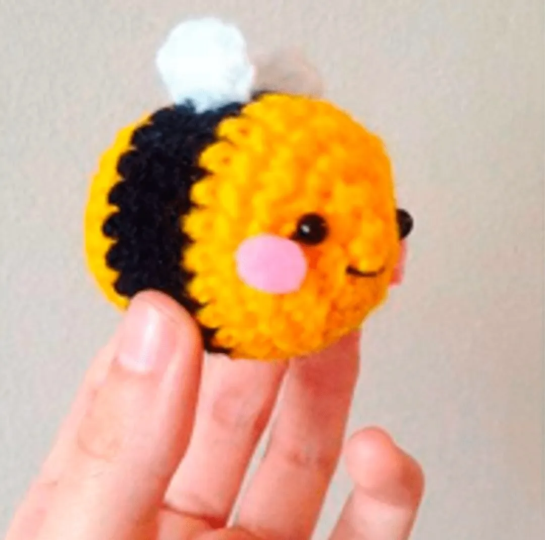 Llavero de abeja tejido a crochet.