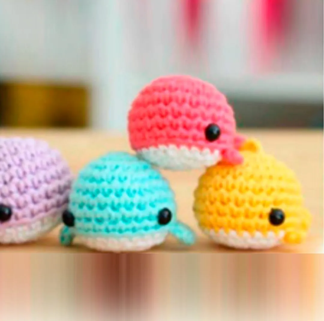 Llavero de ballena tejido a crochet.