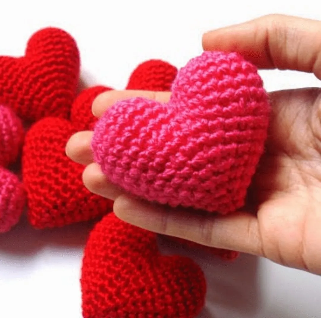 Llavero de corazón tejido a crochet.