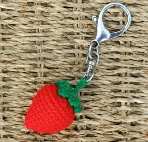 Llavero patron gratis amigurumi frutilla