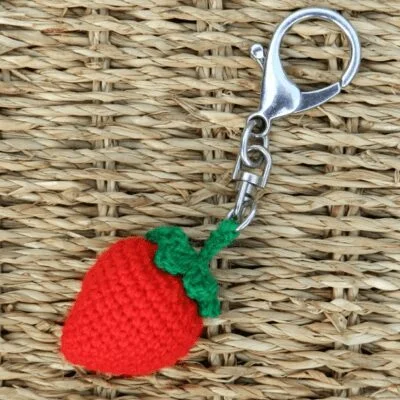 Llavero patron gratis amigurumi frutilla