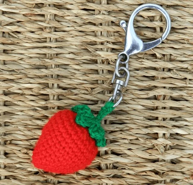 Llavero Patron Gratis Amigurumi Frutilla