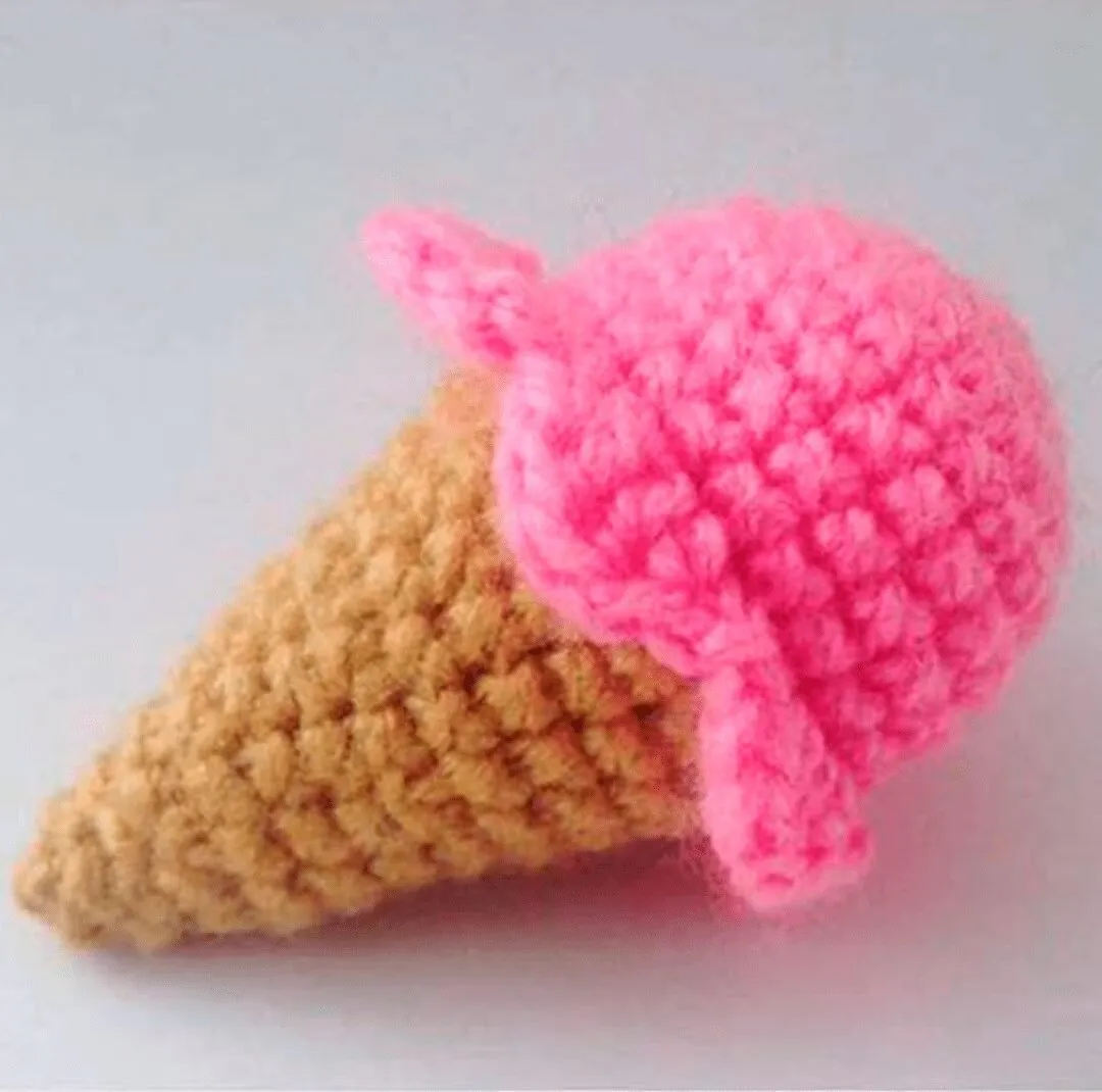 Llavero de helado tejido a crochet.