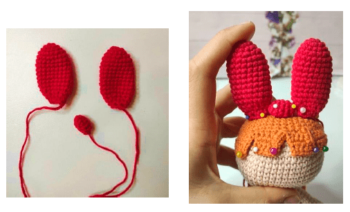La Imagen Muestra Dos Etapas Para Elaborar Un Conejito De Crochet a La Izquierda Orejas De Conejo Rojas Tejidas a Crochet Y Una Pequeña Nariz Plana Que Recuerda a Los Colores De Chicas Superpoderosas a La Derecha Las Orejas Están Unidas a Una Cabeza De Conejito De Crochet Parcialmente Terminada Sostenida En La Mano De Alguien Los Alfileres Son Visibles En La Cabeza