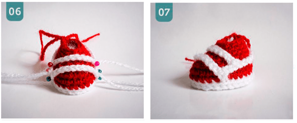 Imágenes Paso a Paso Que Muestran El Proceso De Tejer a Crochet Una Pequeña Zapatilla Roja Y Blanca Inspirada En Chucky En El Paso 06 Se Utilizan Pasadores Para Sujetar Las Piezas Juntas En El Paso 07 Se Muestra La Zapatilla Terminada Completamente Ensamblada Con Cordones Y Detalles
