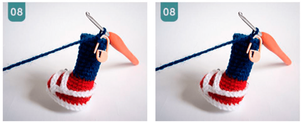 Dos Imágenes De Un Tutorial De Crochet Cada Imagen Muestra Un Proyecto De Crochet Chucky Parcialmente Completado Con Una Parte Superior Azul Y Un Cuerpo a Rayas Rojas Y Blancas Se Inserta Un Ganchillo En La Parte Superior Tirando De Un Lazo De Hilo Azul De Manera Diferente En Cada Imagen Ambas Imágenes Están Etiquetadas Como 08