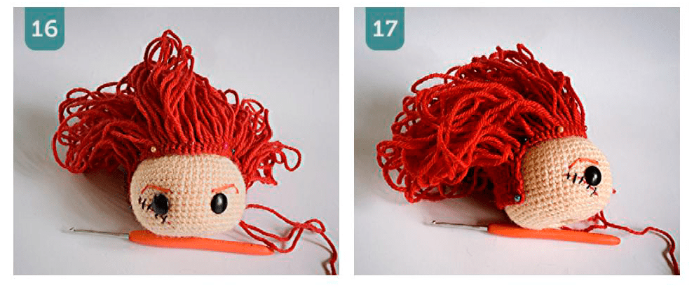 Dos Imágenes Que Ilustran Las Distintas Etapas Del Tejido De La Cabeza De Una Muñeca Con Pelo De Hilo Rojo La Imagen 16 Muestra El Muñeco Con Alfileres En La Cabeza Y Un Ojo Incompleto Algo Parecido a La Vibra De Chucky La Imagen 17 Muestra El Ojo Completo Y Una Aguja Con Forma De Gancho Unida a Un Hilo Al Lado De La Cabeza