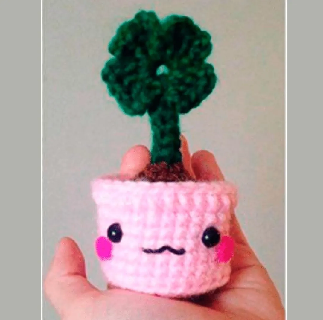 Llavero de trébol en maceta tejido a crochet.