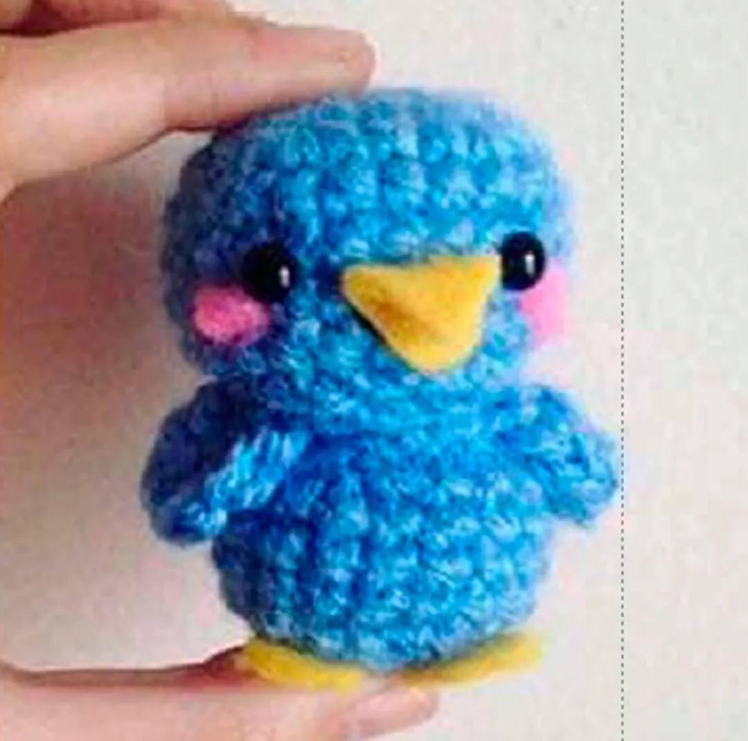 Llavero de pajarito tejido a crochet.