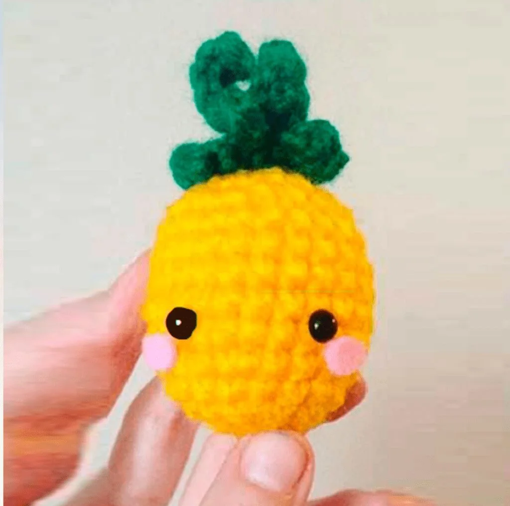 Llavero patron gratis amigurumi piÑa