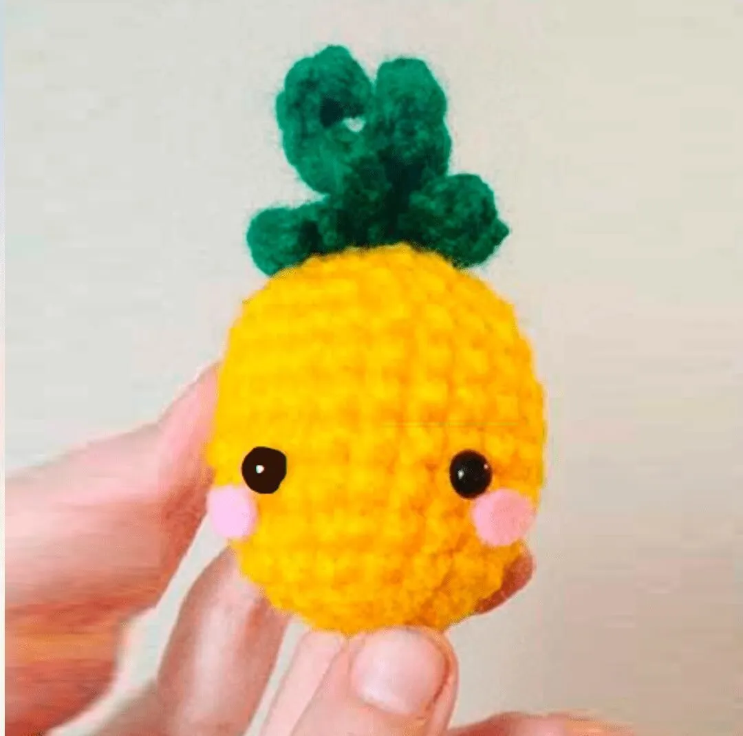 Llavero de piña tejido a crochet.