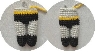 Dos Piezas De Crochet Que Se Asemejan a Pantalones Pequeños Expuestas Una Al Lado De La Otra Cada Pantalón Presenta Una Combinación De Hilo Gris Negro Y Amarillo Con Detalles Amarillos En La Parte Superior La Pieza Izquierda Se Muestra Desde El Frente Y La Pieza Derecha Se Muestra Desde Atrás Lo Que Recuerda La Combinación De Colores Icónica De Batman