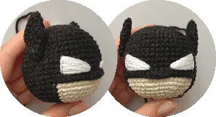 Una Pequeña Cabeza De Batman Tejida a Crochet Con Hilo Negro Orejas Puntiagudas Y Ojos Blancos Que Se Asemeja a Una Máscara De Superhéroe La Cabeza Presenta Una Cara Inferior De Color Beige El Artículo Se Muestra Desde Dos ángulos Diferentes Sobre Un Fondo Gris Claro