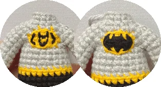 Dos Imágenes De Un Pequeño Suéter Con Temática De Superhéroes Tejido a Mano El Frente Presenta Un Emblema De Araña Amarillo Y Negro Que Se Asemeja a Spider man La Parte Trasera Muestra Un Logo De Murciélago Negro Y Amarillo Inspirado En Batman El Suéter Principalmente Gris Es Perfecto Para Cualquier Joven Fanático De Los Superhéroes