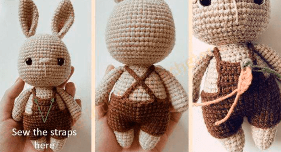 Un Conejo Tejido a Crochet Con Un Mono Marrón El Primer Panel Muestra El Frente Del Conejito Con El Texto cose Las Correas Aquí Apuntando a Su Pecho El Panel Del Medio Muestra La Espalda Del Conejito Y El Tercer Panel Muestra Un Primer Plano Del Frente Del Conejito Con Aguja E Hilo