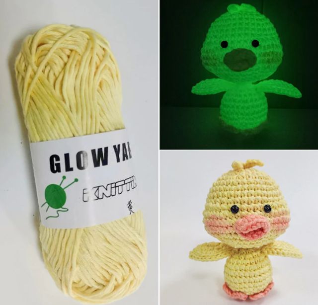 Una Imagen De Tres Partes Muestra Una Madeja De Hilo Que Brilla En La Oscuridad a La Izquierda Y Dos Vistas De Un Patito Tejido a Crochet a La Derecha La Vista Superior Muestra Al Pato Brillando En La Oscuridad Mientras Que La Vista Inferior Muestra Al Pato Con Luz Natural Con Un Cuerpo Amarillo Y Picopatas Rosados