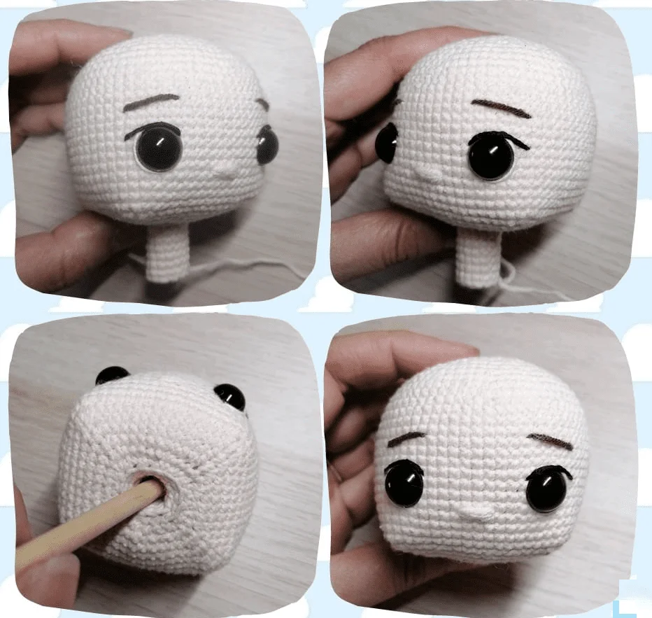 Una Imagen De Cuatro Paneles Ilustra El Proceso De Creación De La Cabeza De Una Muñeca Amigurumi Primero Se Elabora La Base En Segundo Lugar Los Grandes Ojos Negros Y Las Cejas Bordadas Le Dan Vida En Tercer Lugar Se Muestra La Parte Inferior Con Un Agujero Cuarto La Cabeza Completa Se Parece a Un Personaje Encantador Del Mundo De Woody