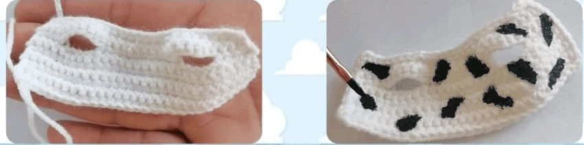 Dos Imágenes De Una Pequeña Mascarilla Blanca Tejida a Crochet Con Dos Orificios Para Los Ojos La Primera Imagen Muestra La Máscara Blanca Sostenida En Una Mano La Segunda Imagen Sin Embargo Le Da Un Toque Amaderado Al Agregar Puntos Negros Para Parecerse Al Patrón De Una Vaca