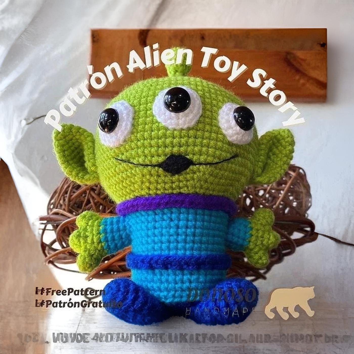 Muñeco amigurumi terminado del alien de Toy Story tejido a ganchillo