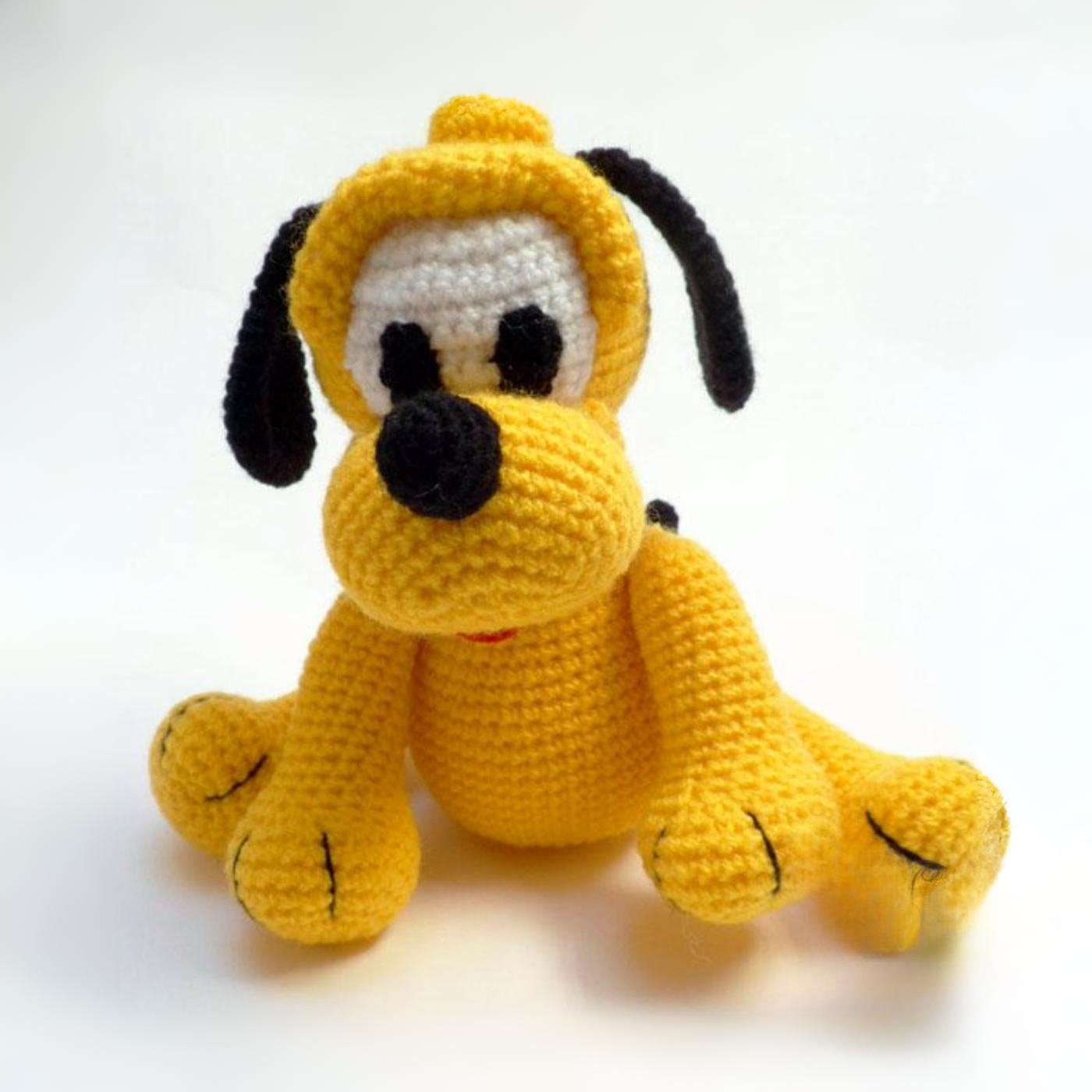 Amigurumi terminado del perro Pluto de Disney tejido a crochet con collar rojo
