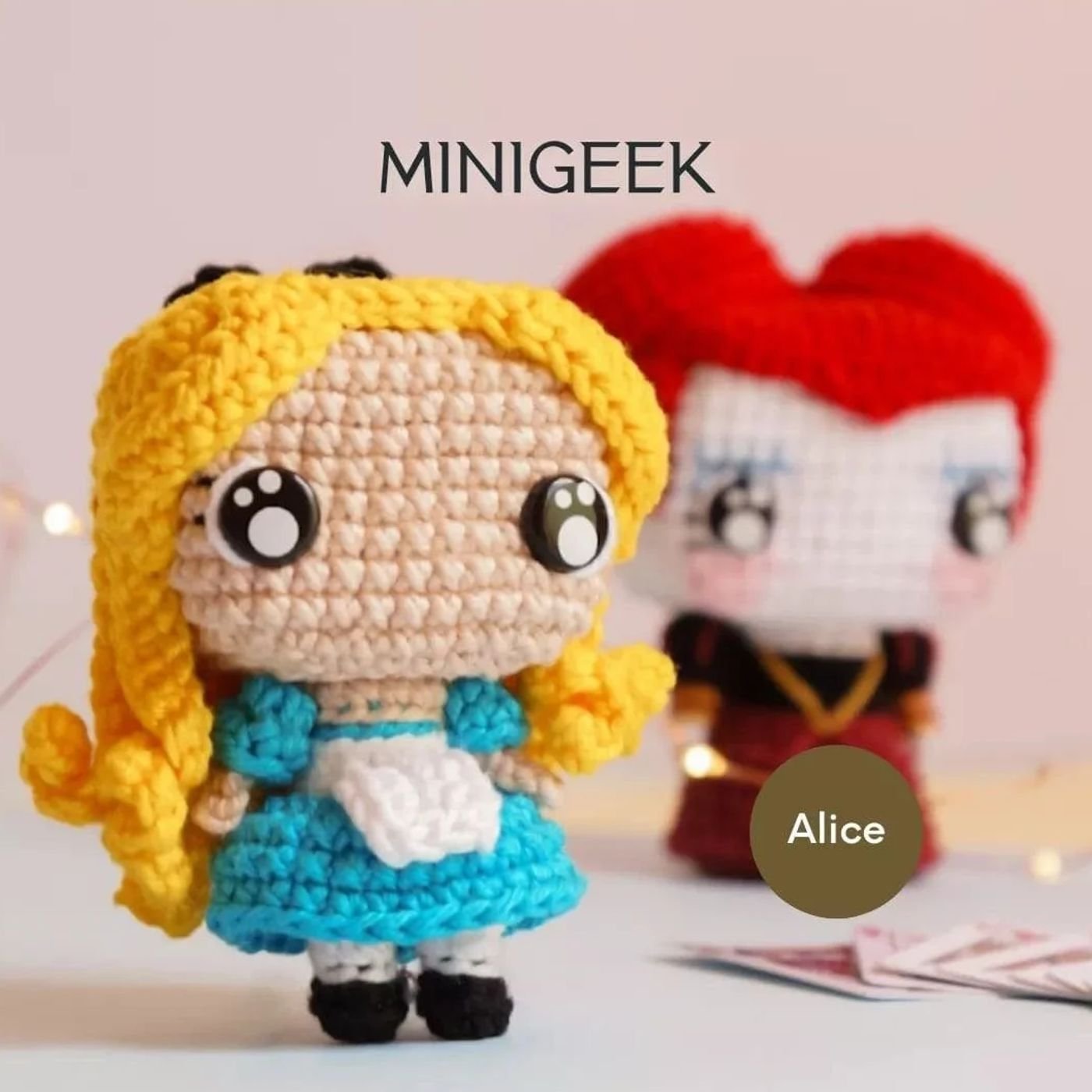 Muñeca amigurumi de Alicia en el País de las Maravillas tejida a crochet con vestido azul y delantal blanco