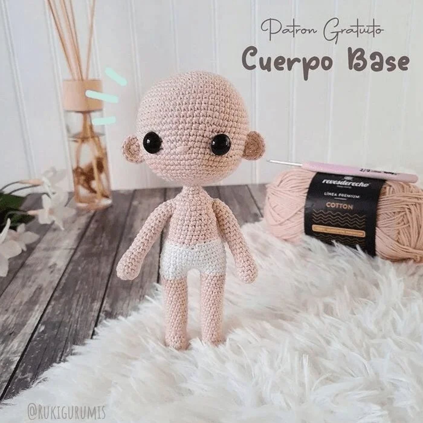 Cuerpo base de amigurumi tejido a crochet en color piel, listo para personalizar como cualquier personaje