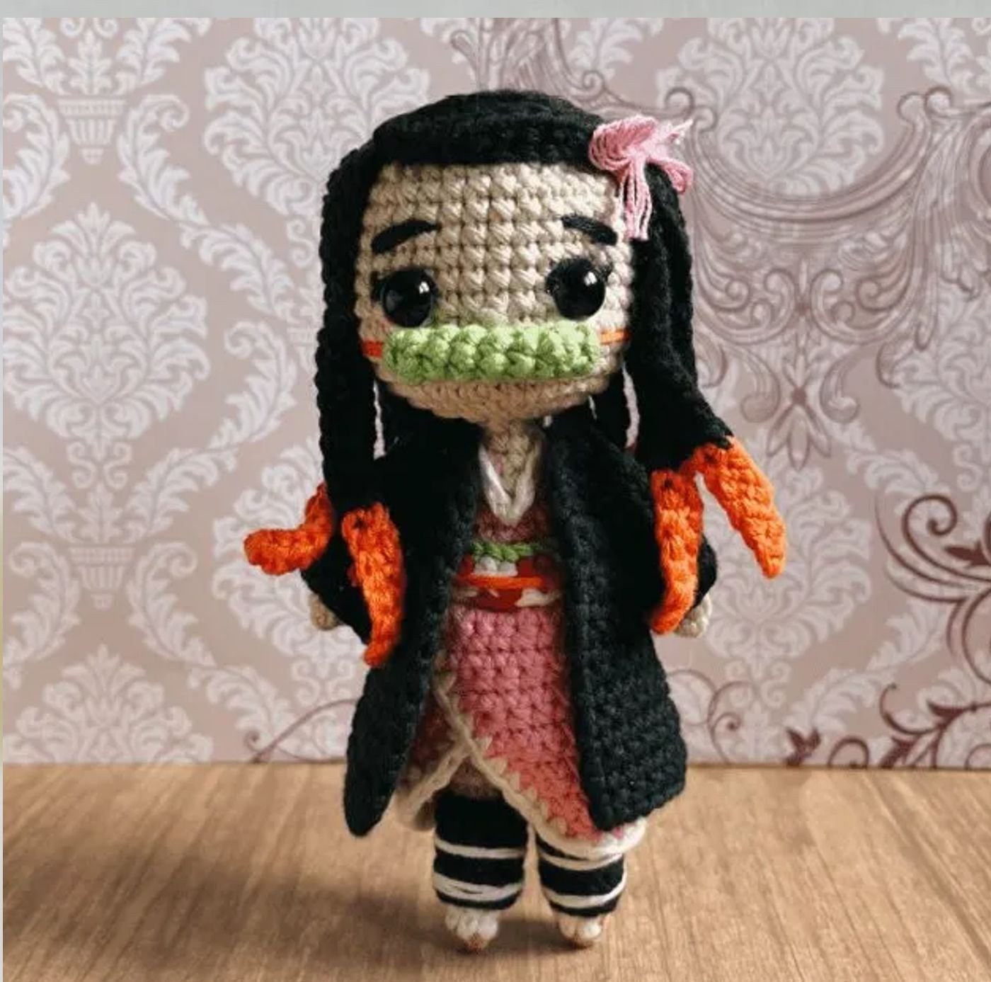 Muñeco tejido amigurumi de Nezuko Kamado del anime Demon Slayer terminado y listo para exhibir.