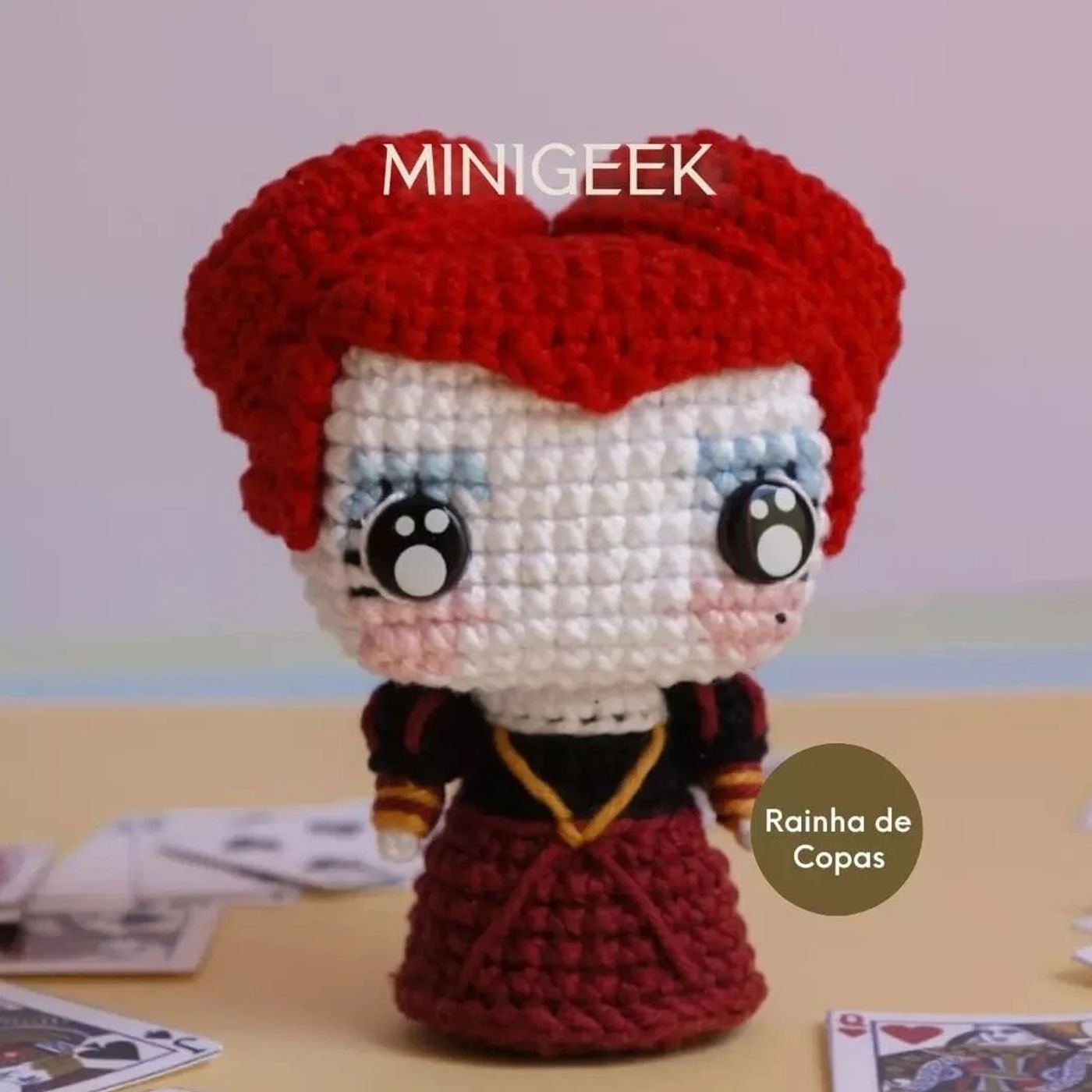 Reina de Corazones amigurumi terminada con detalles en rojo, negro y blanco, estilo muñeca tejida a crochet