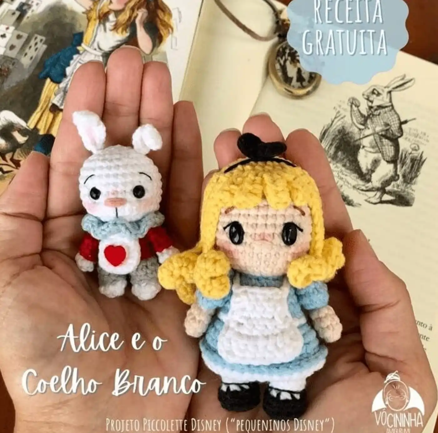 Muñeca amigurumi de Alicia en el País de las Maravillas junto al Conejo Blanco tejido a crochet, patrón gratis en español