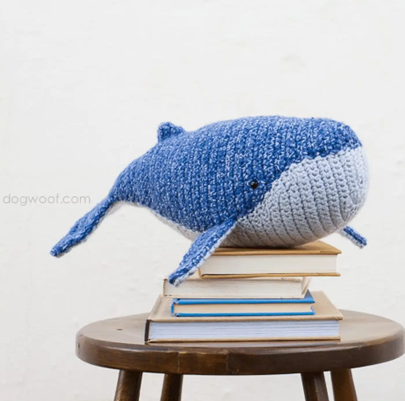 Ballena jorobada amigurumi tejida a crochet en colores azul y blanco, vista de perfil mostrando sus aletas y cola