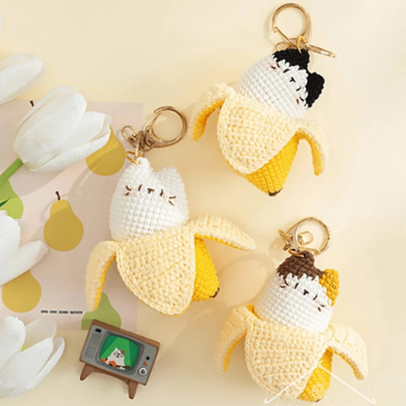 Gato Banana Amigurumi terminado, un llavero de gato dentro de una cáscara de plátano tejido a crochet