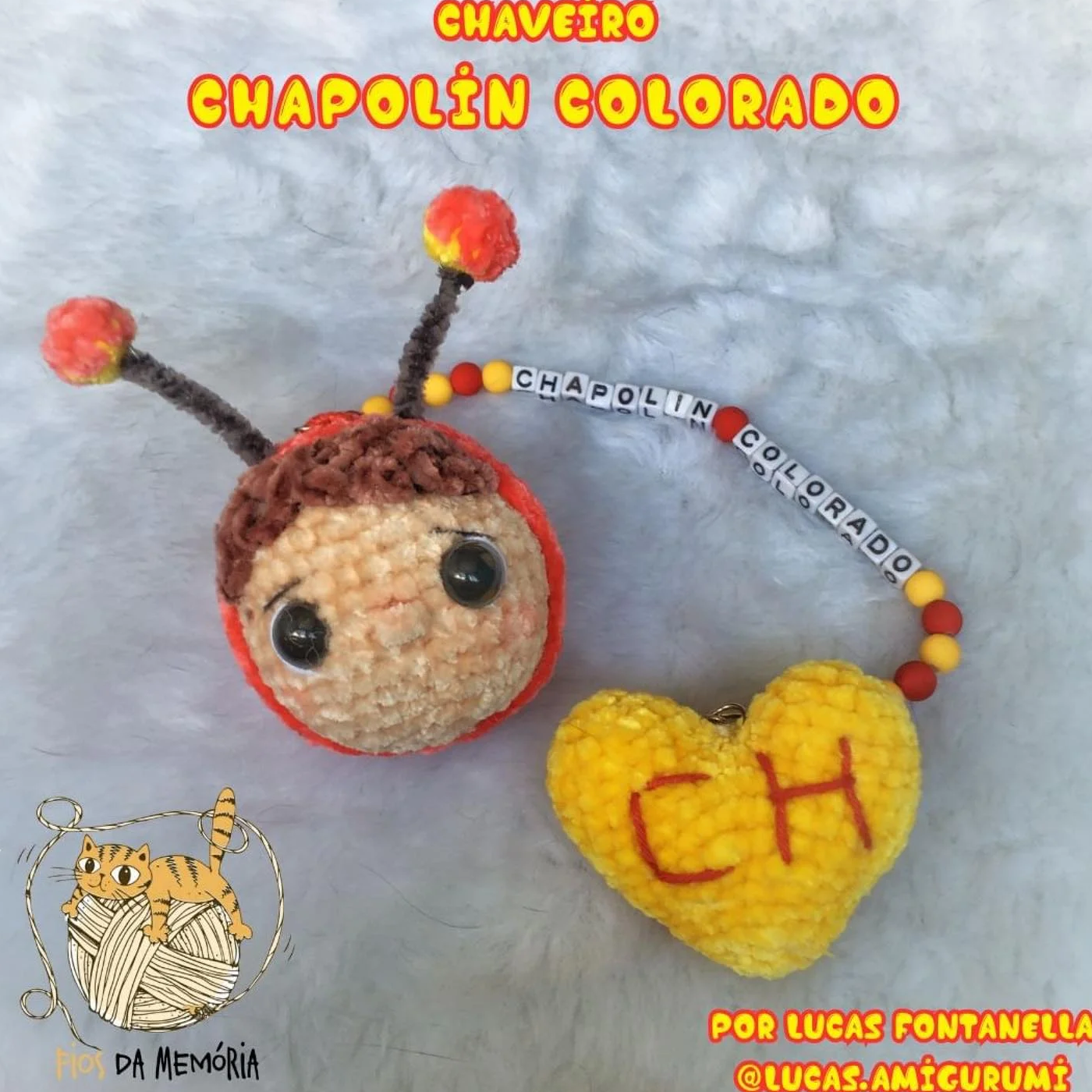 Llavero amigurumi del Chapulín Colorado tejido a crochet con su chipote chillón y antenitas de vinil