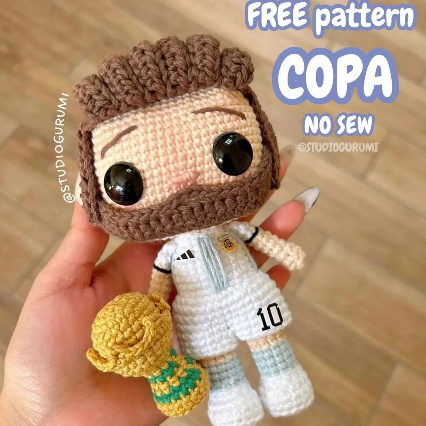 Copa del mundo tejida a crochet estilo amigurumi con hilos dorados y verdes