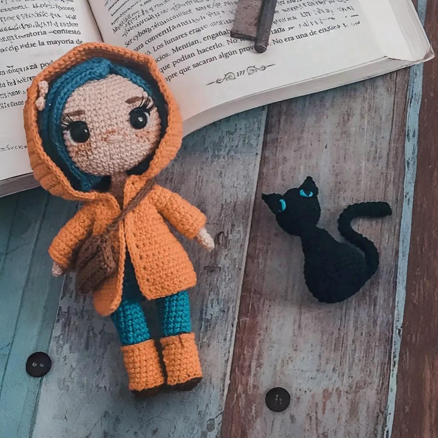 Muñeca amigurumi de Coraline con impermeable amarillo y cabello azul tejida a crochet