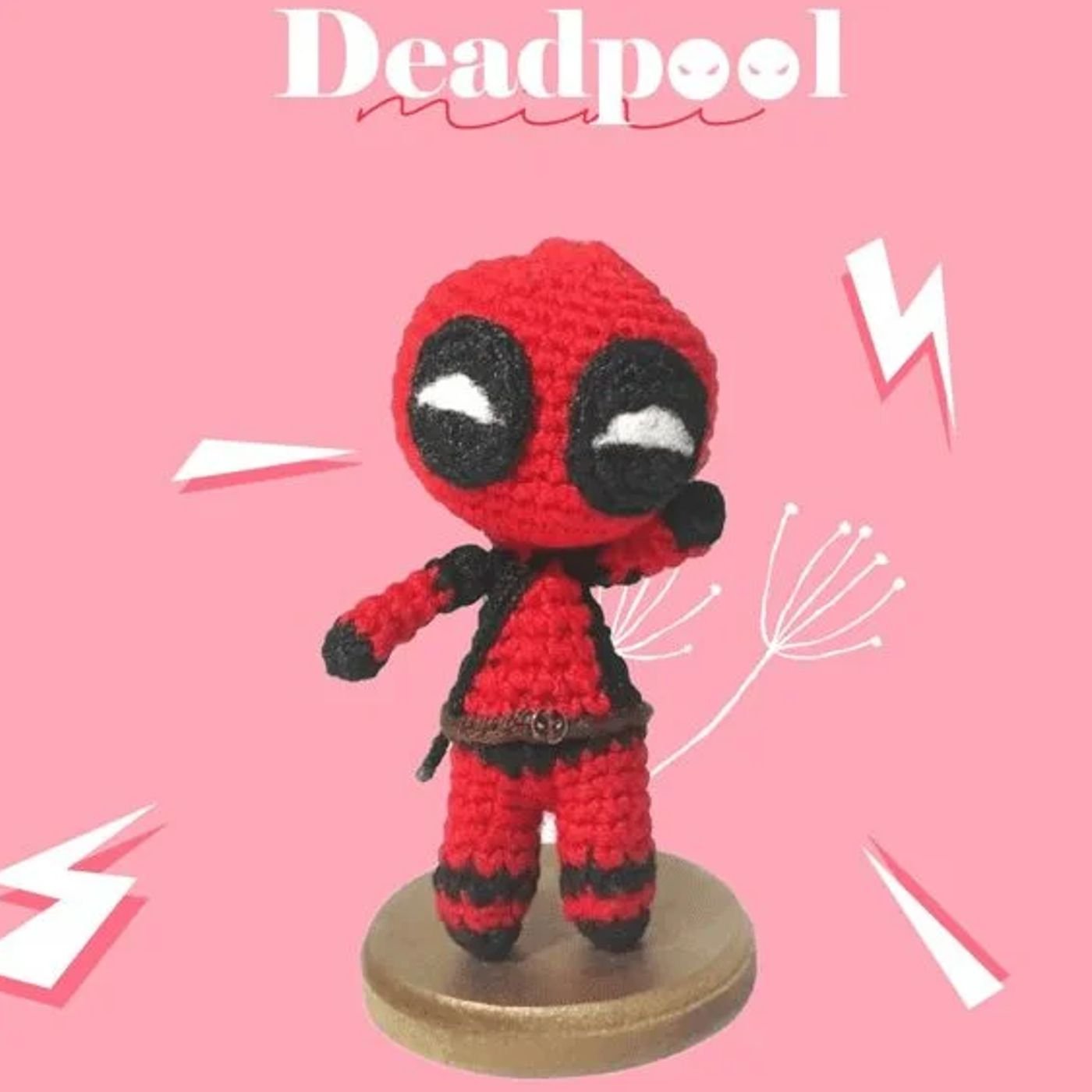 Deadpool amigurumi terminado tejido a crochet con traje rojo y negro y espadas en la espalda