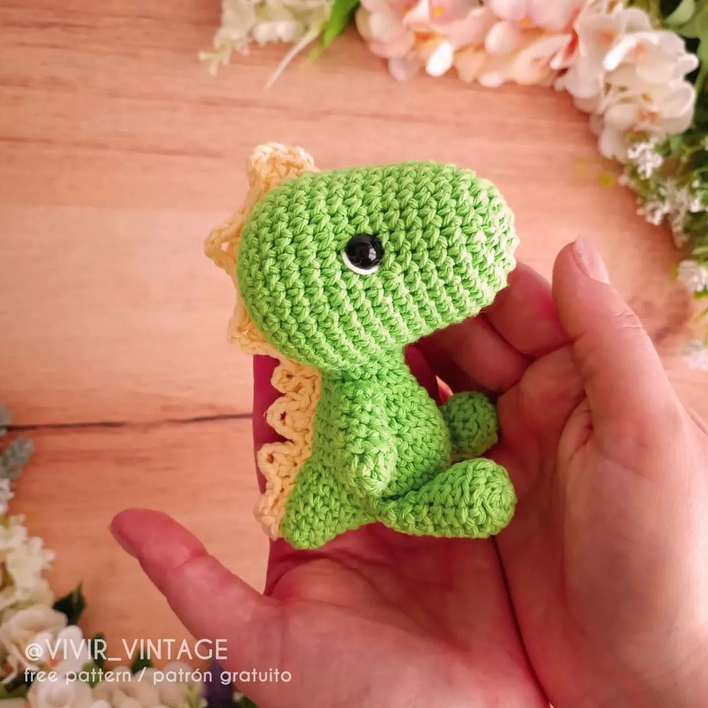 Dinosaurio amigurumi verde y amarillo tejido a crochet, vista frontal y lateral