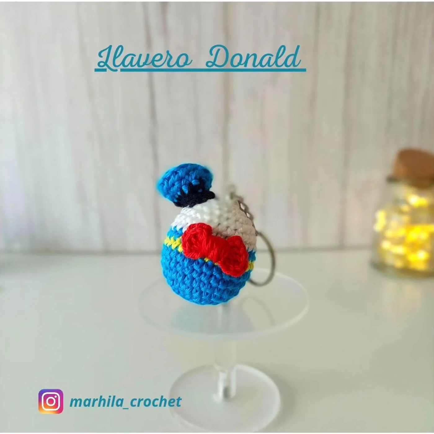 Llavero amigurumi de Pato Donald tejido a crochet con gorra de marinero azul y lazo rojo