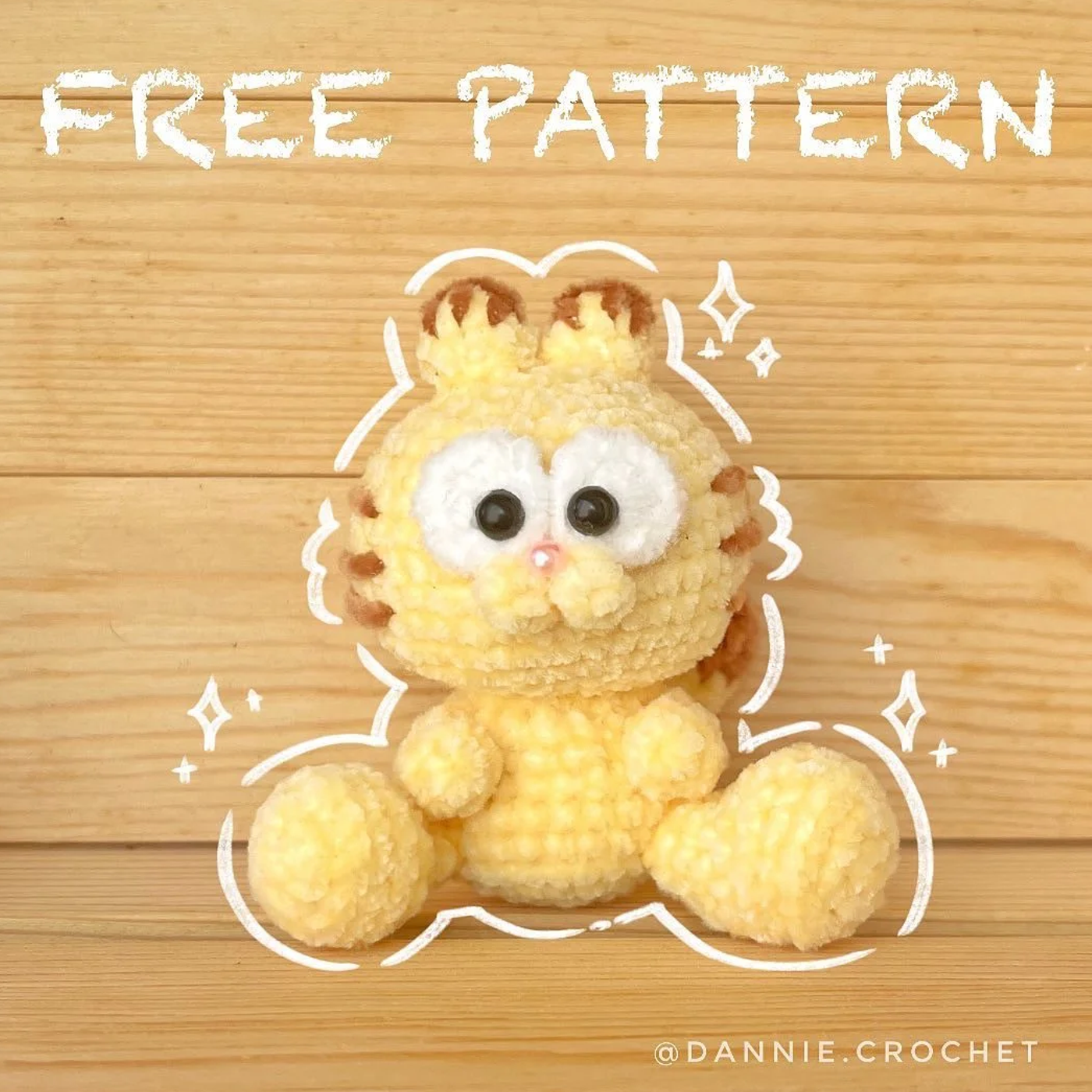 Muñeco amigurumi de Garfield tejido a crochet, color naranja con rayas, sentado y sonriendo
