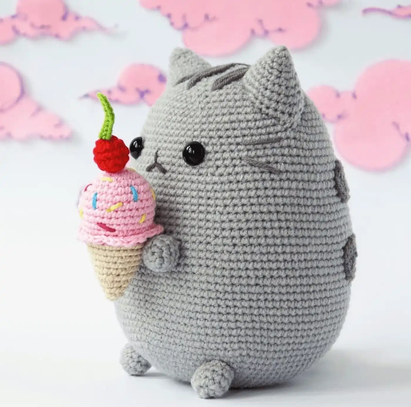 Muñeco amigurumi de gato Pusheen gris comiendo un helado tejido a crochet