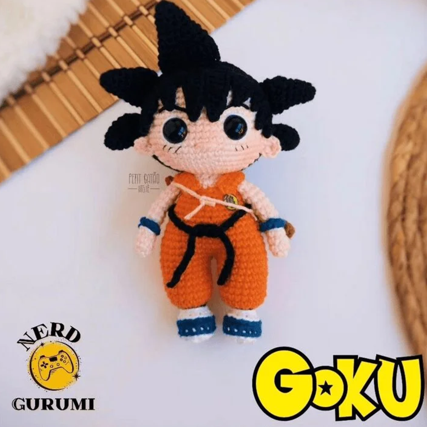 Goku amigurumi terminado con traje naranja y pelo negro estilo Dragon Ball tejido a crochet