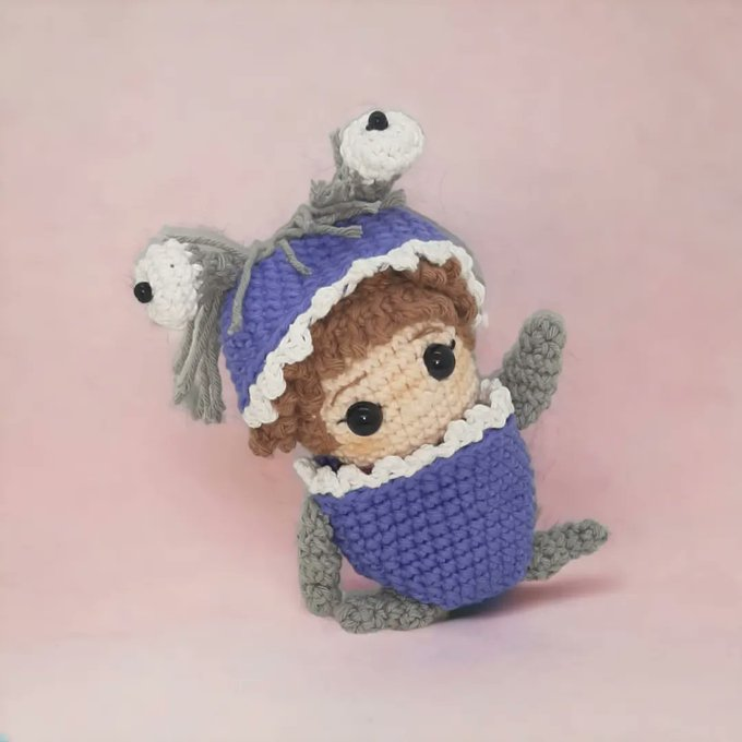 Adorable Boo amigurumi de Monsters, Inc., tejido a crochet, con un disfraz morado.