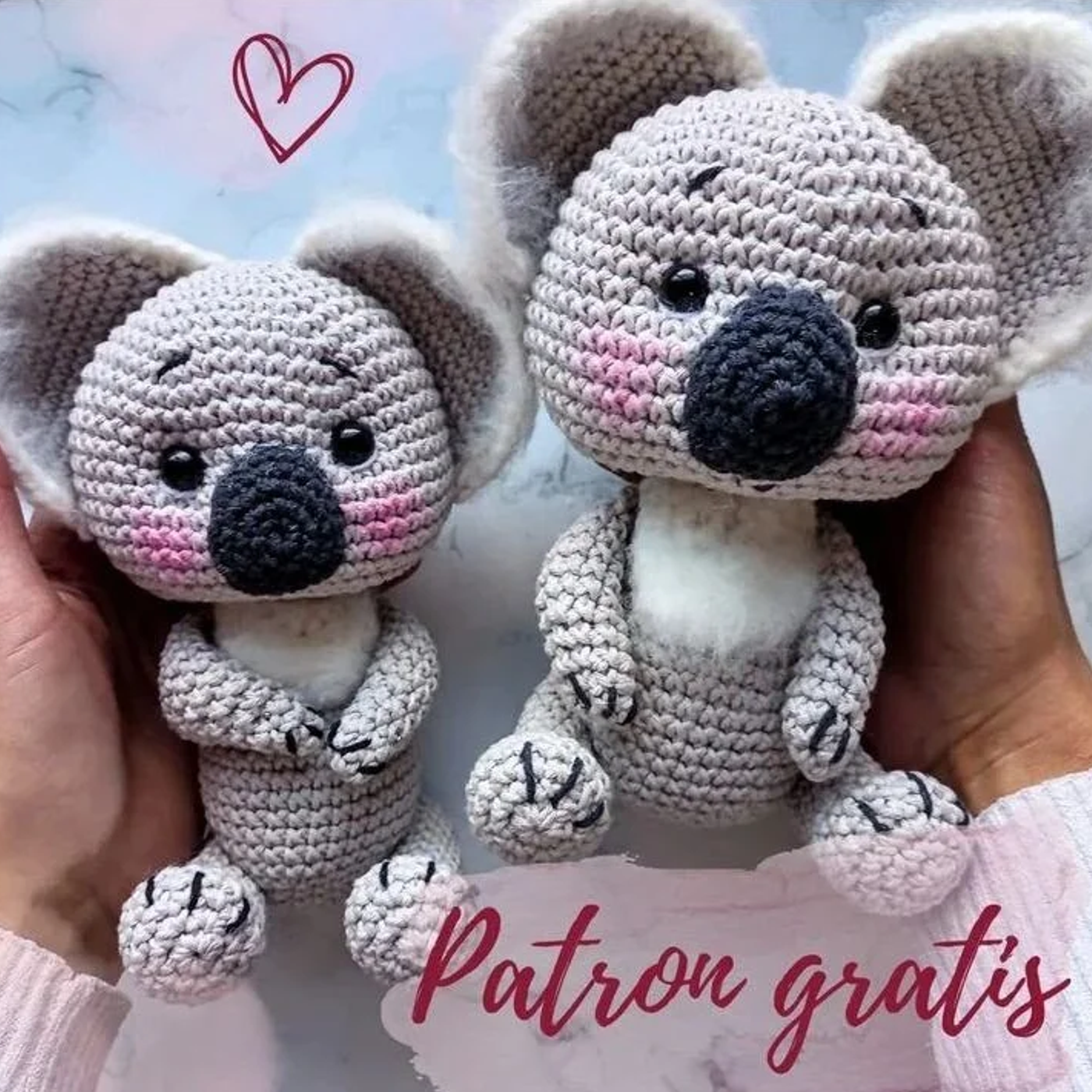 Koala amigurumi tejido a crochet color gris con nariz oscura, patrón gratis paso a paso