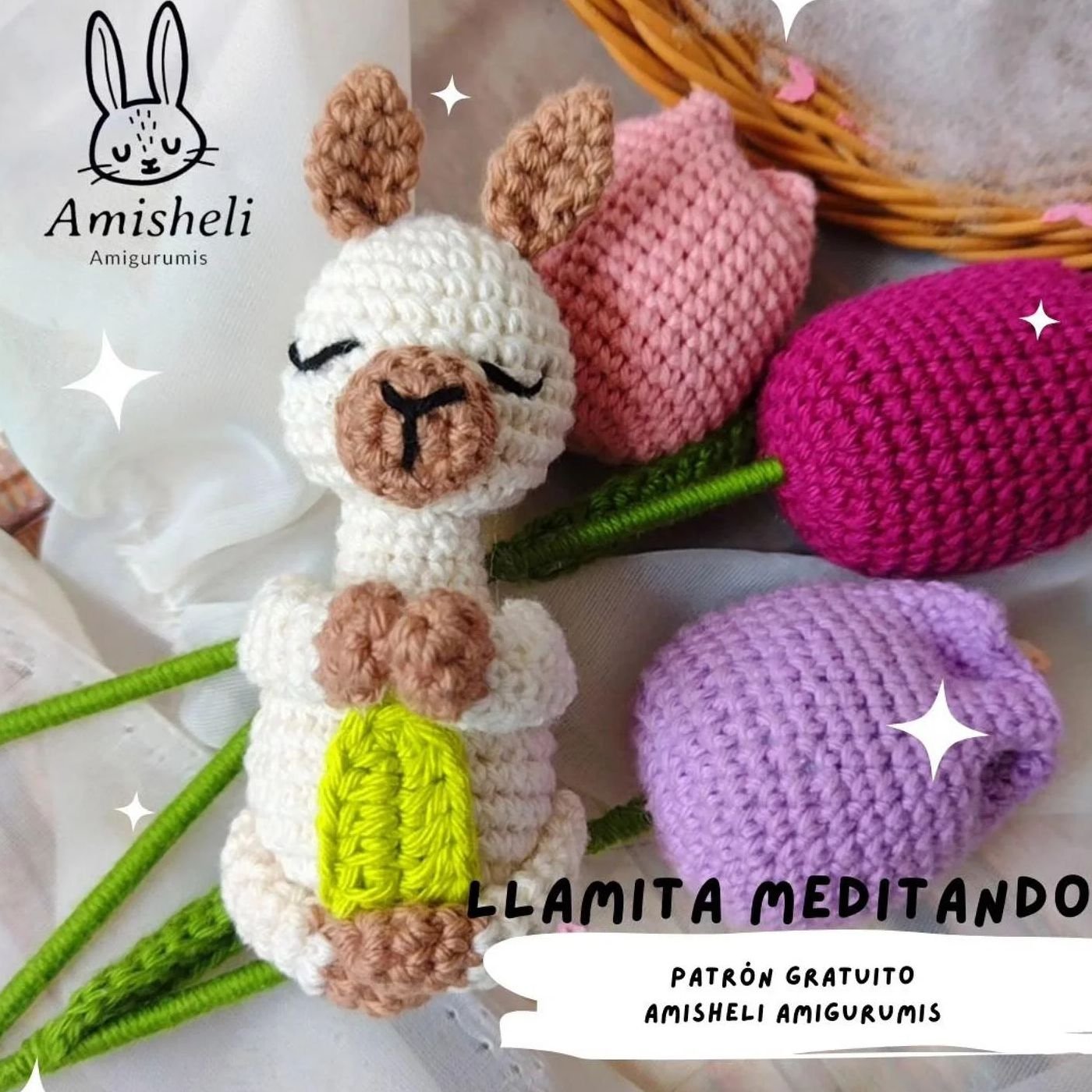 Llama amigurumi meditando sentada en posición de loto, tejida a crochet en colores crudo y verde, transmitiendo calma y serenidad