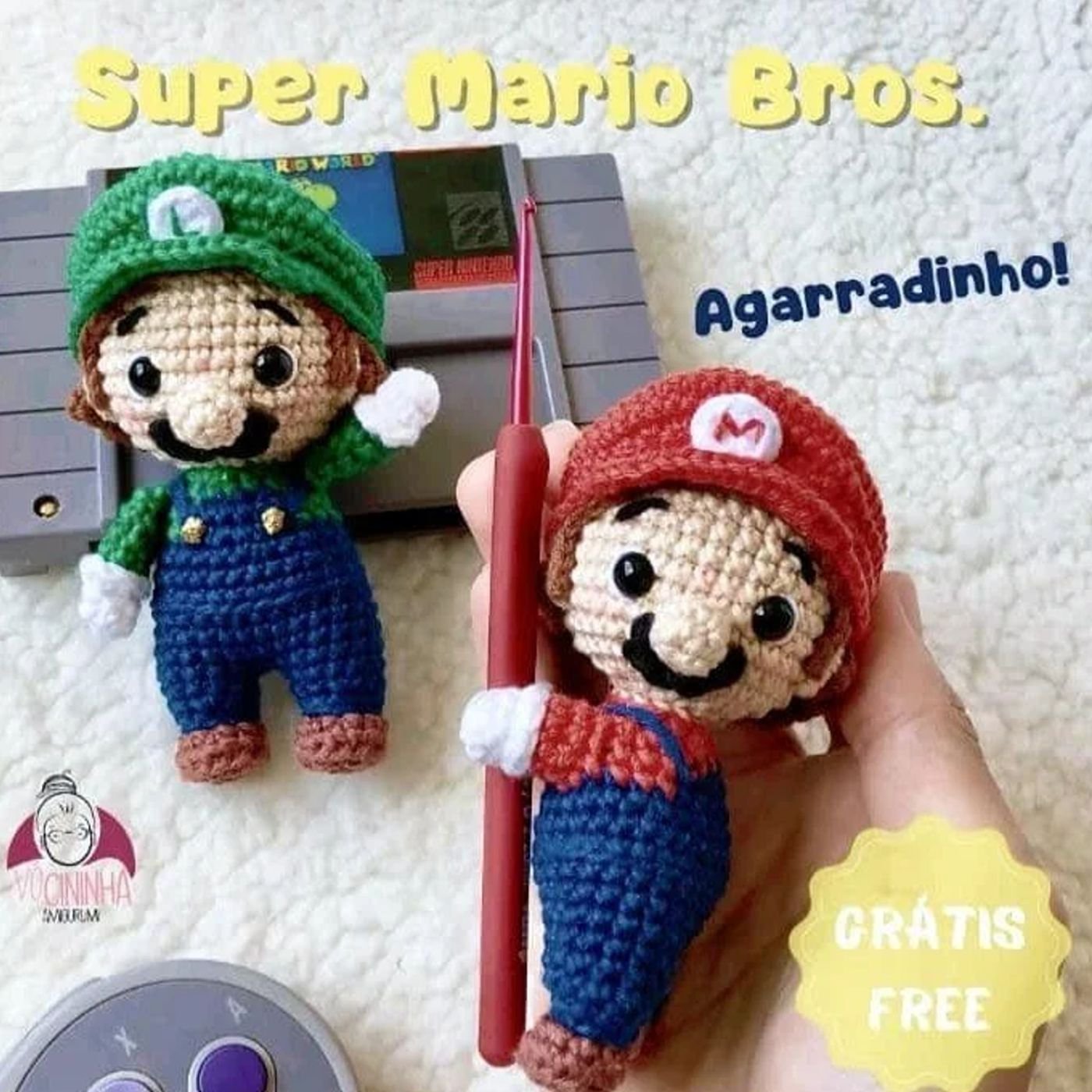 Muñecos amigurumi de Mario y Luigi tejidos a crochet parados uno al lado del otro