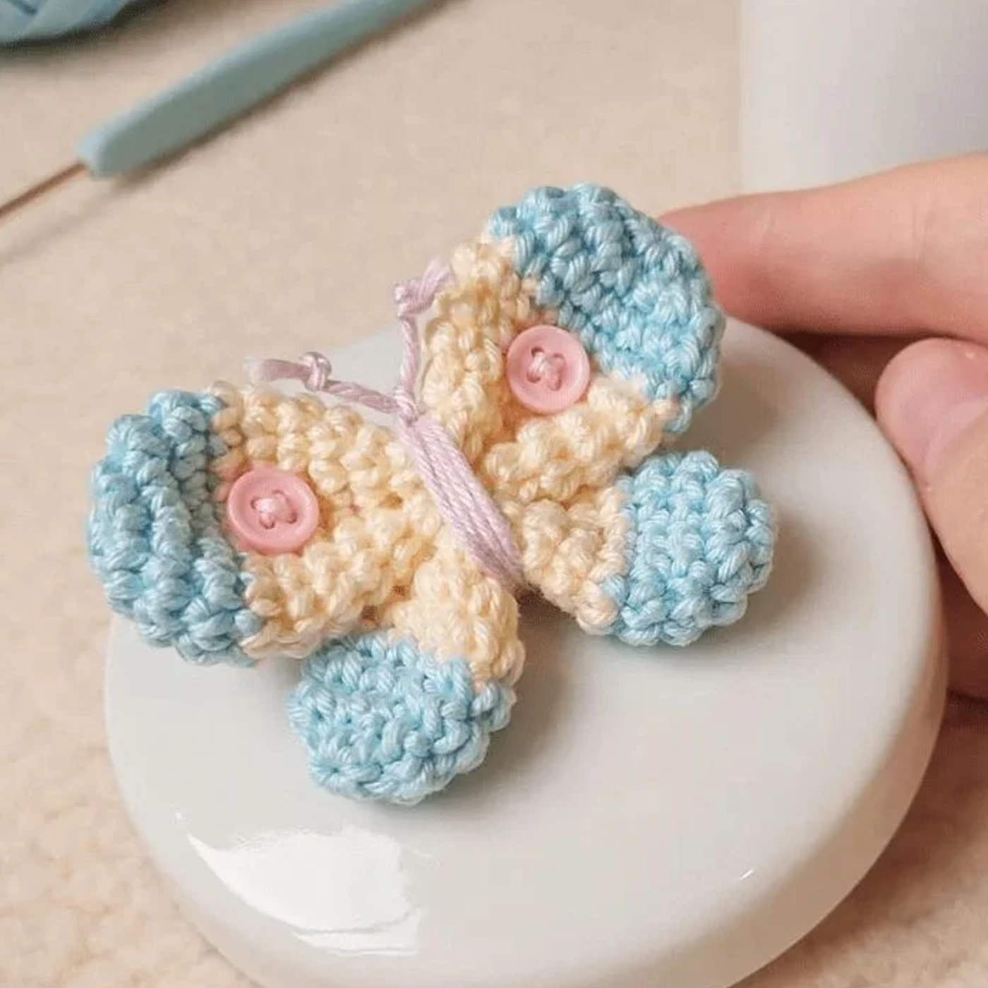 Mariposa amigurumi tejida a crochet con alas azules y amarillas, patrón gratis paso a paso