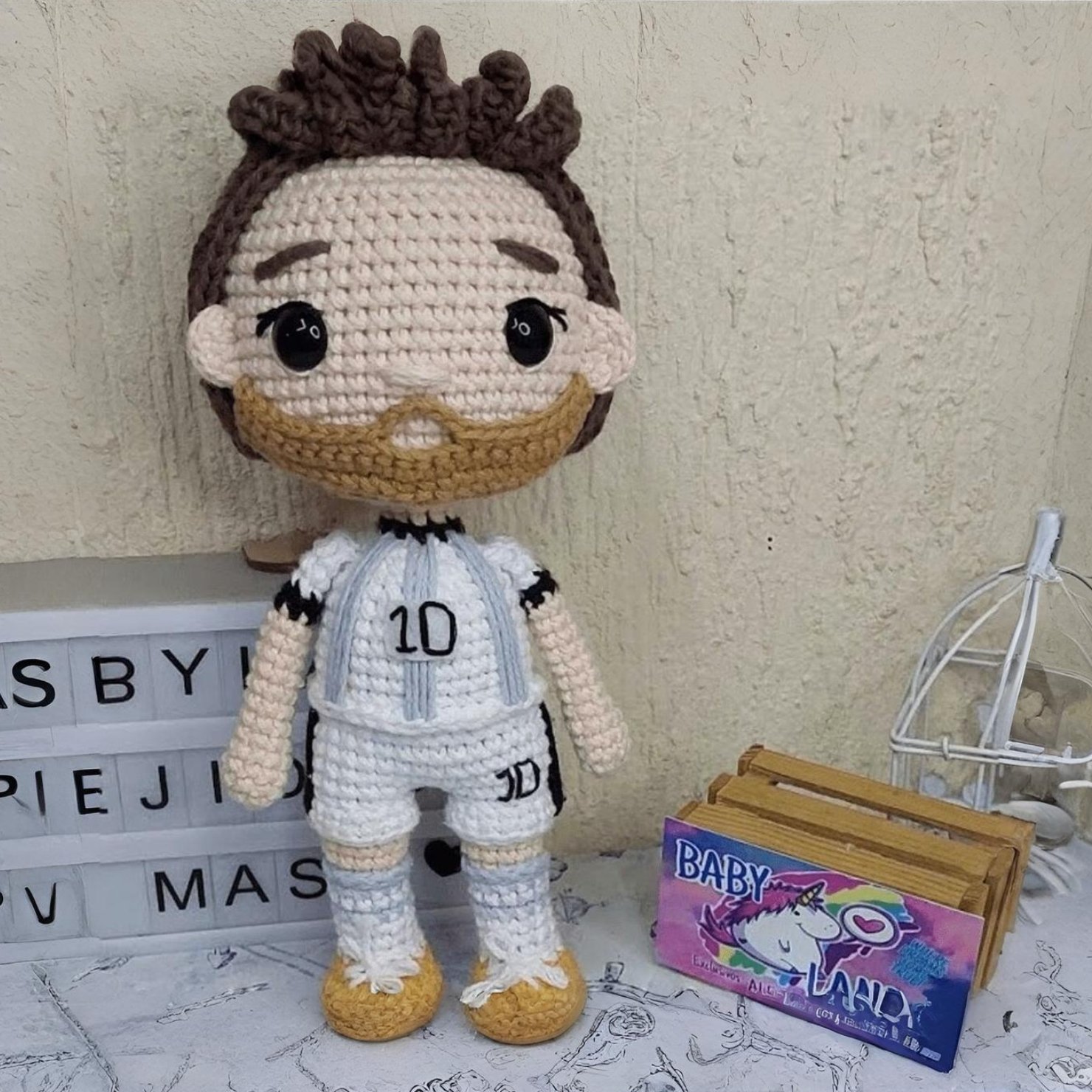 Muñeco amigurumi tejido a crochet de Lionel Messi con la camiseta de Argentina y la Copa del Mundo