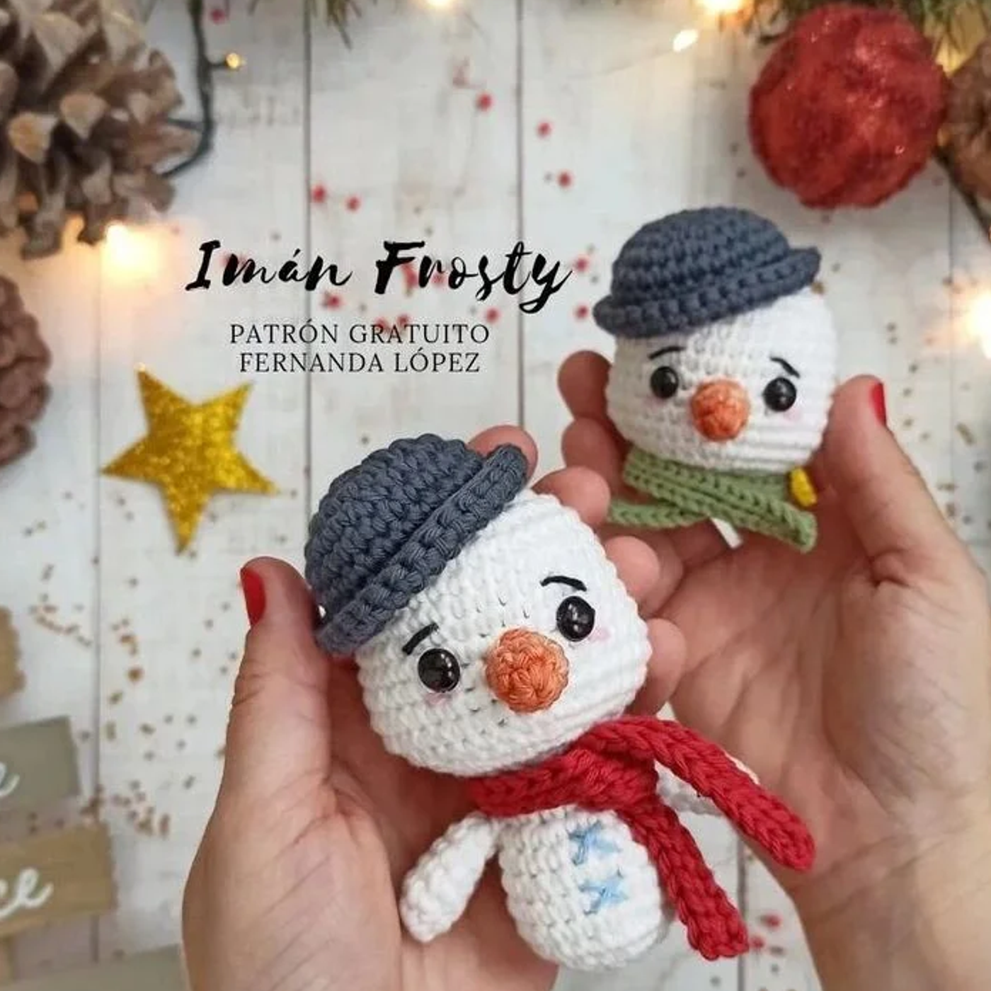 Muñeco de nieve amigurumi Frosty terminado con bufanda roja y sombrero gris tejido a crochet