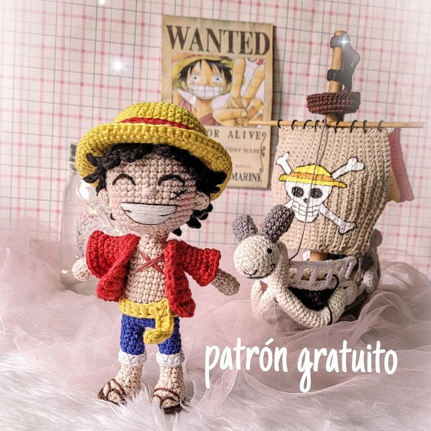 Amigurumi de Monkey D. Luffy de One Piece tejido a crochet con sombrero de paja y chaleco rojo